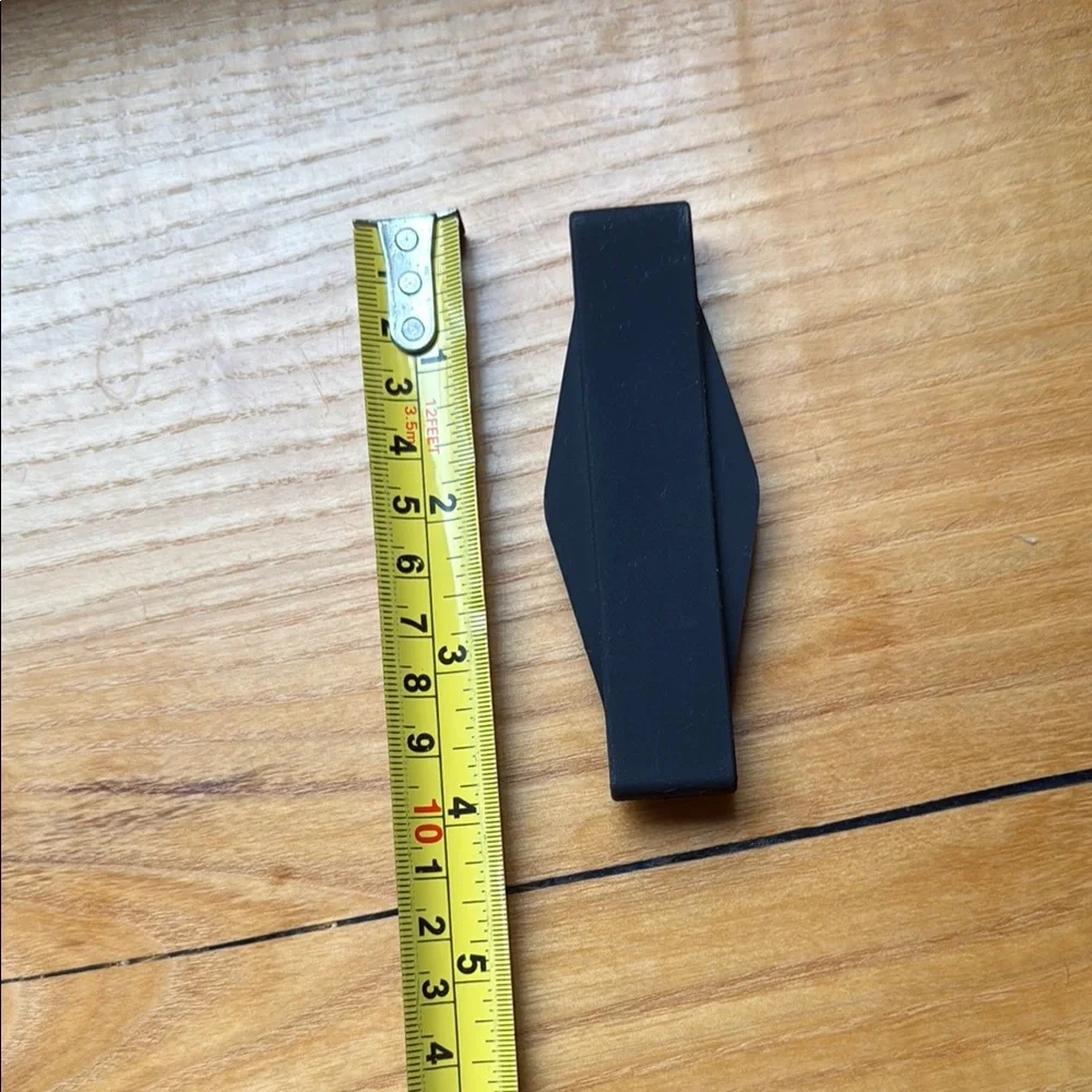 🎁 free with any purchase! Black Silicone Wearable AirPod holder NWOT